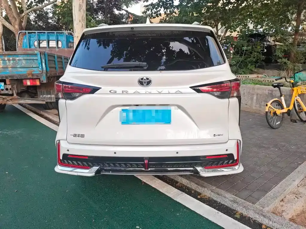 Toyota Granvia — фото 9