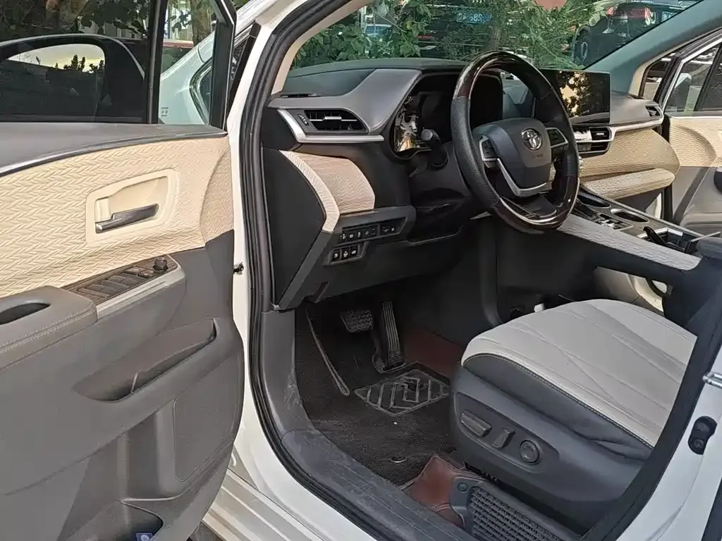 Toyota Granvia — фото 3