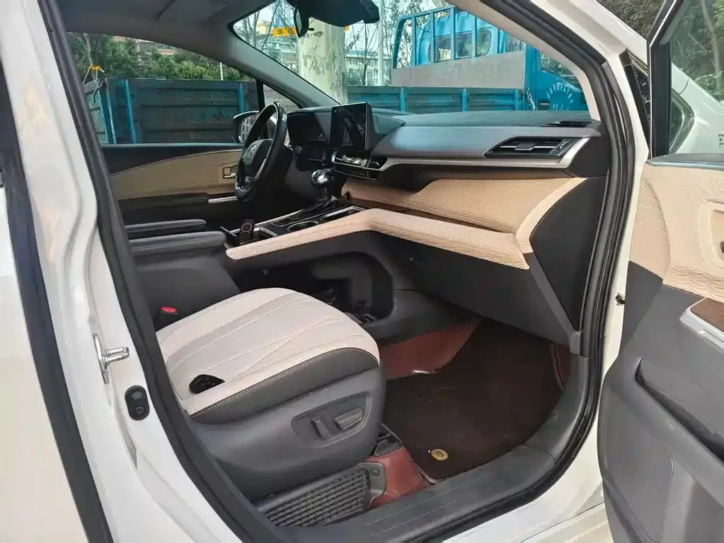 Toyota Granvia — фото 2