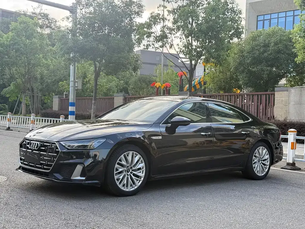 Audi A7L — фото 1