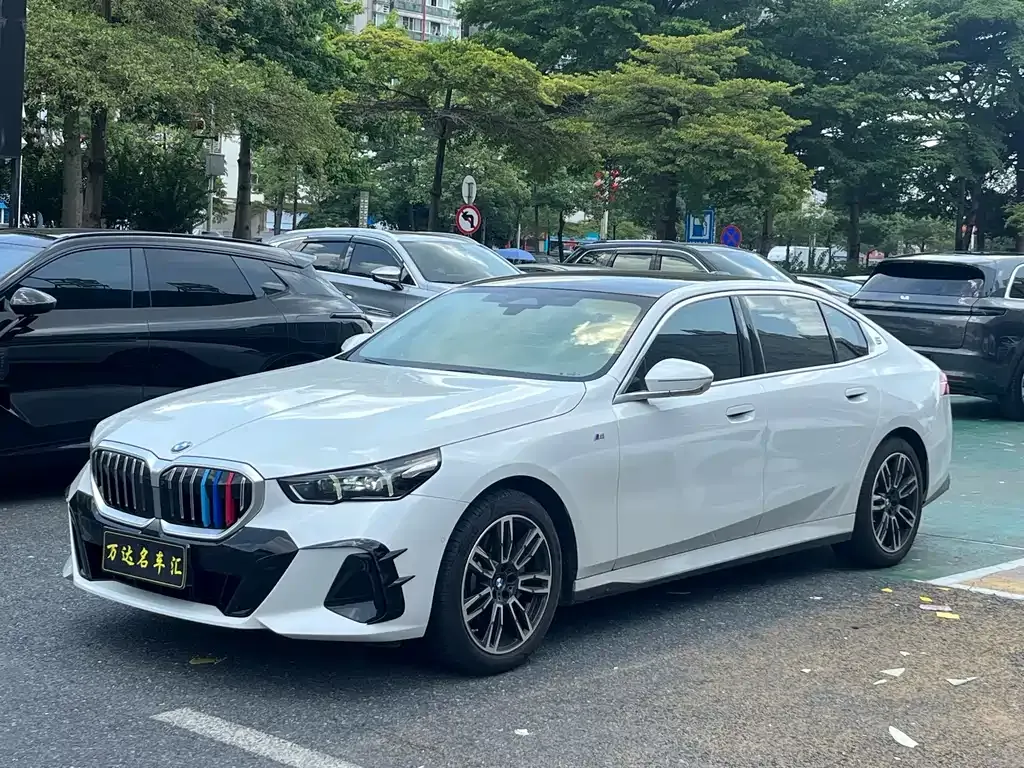 BMW 5 Series — фото 1