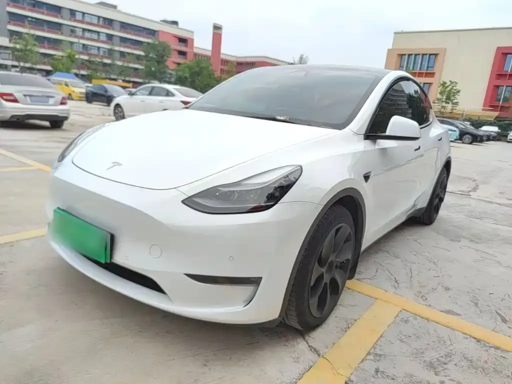 Tesla Model Y — фото 1