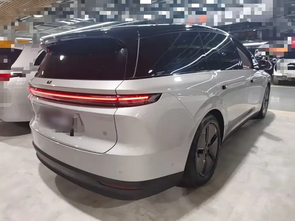 Li Auto i8 — фото 9