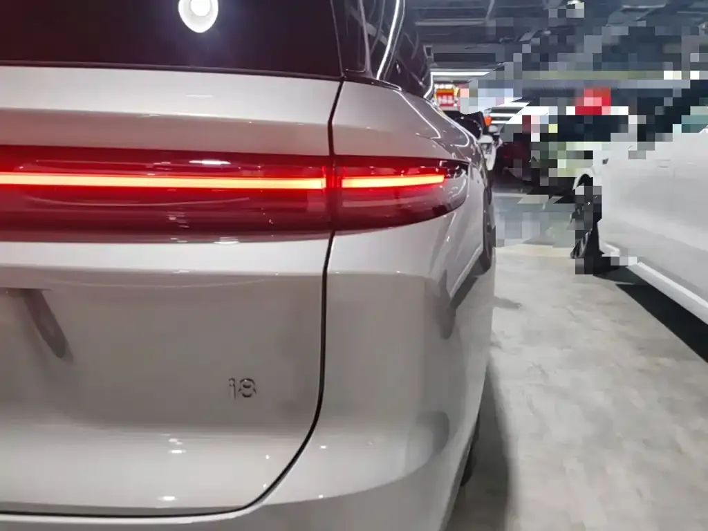 Li Auto i8 — фото 8