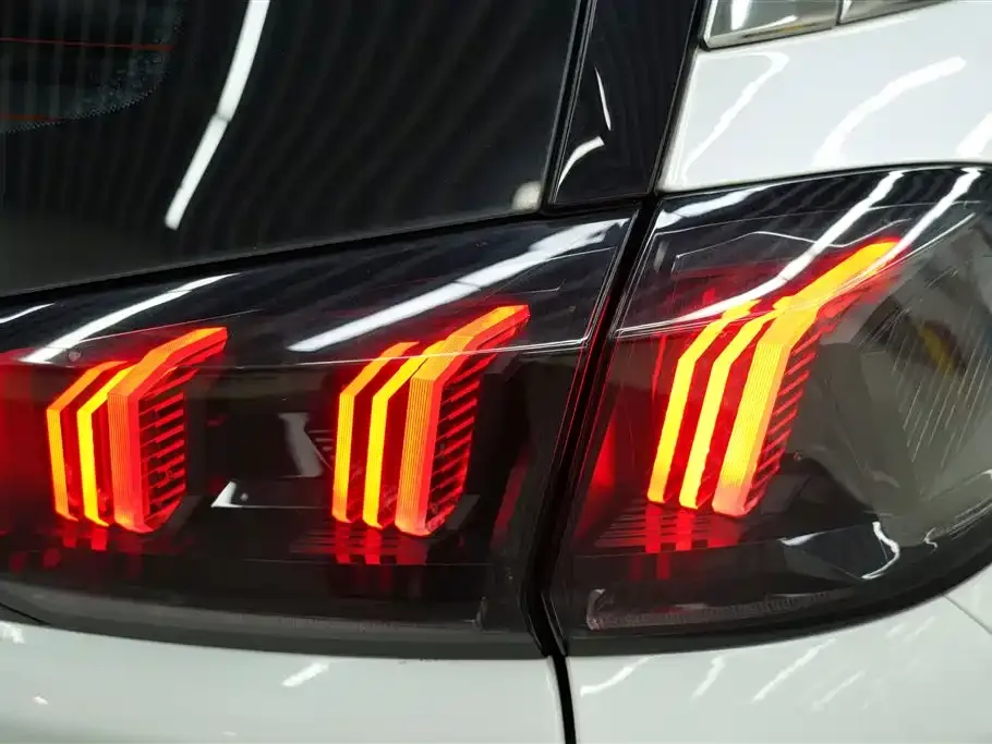 Peugeot 5008 — фото 9