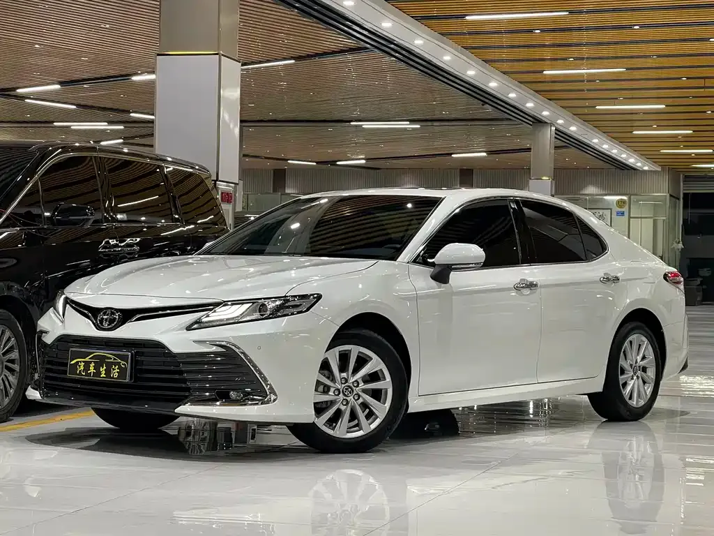 Toyota Camry — фото 1