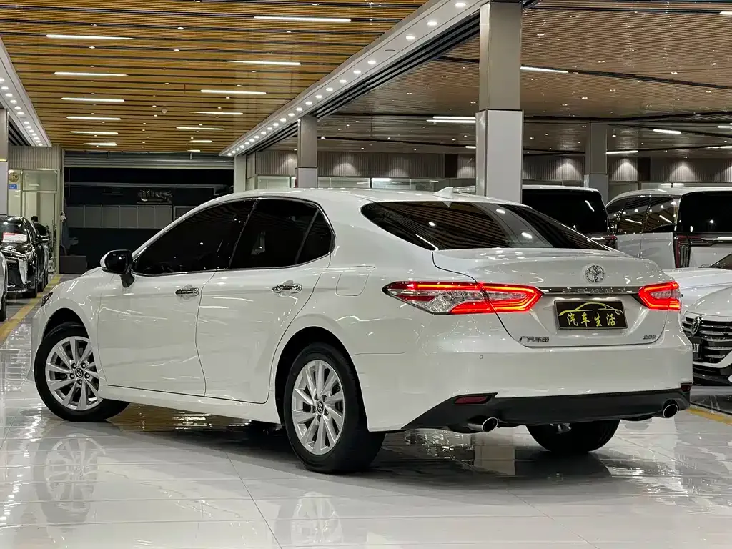 Toyota Camry — фото 6