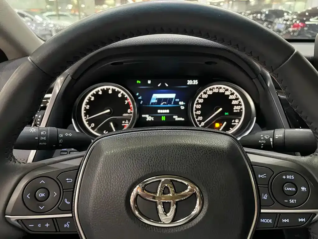 Toyota Camry — фото 9