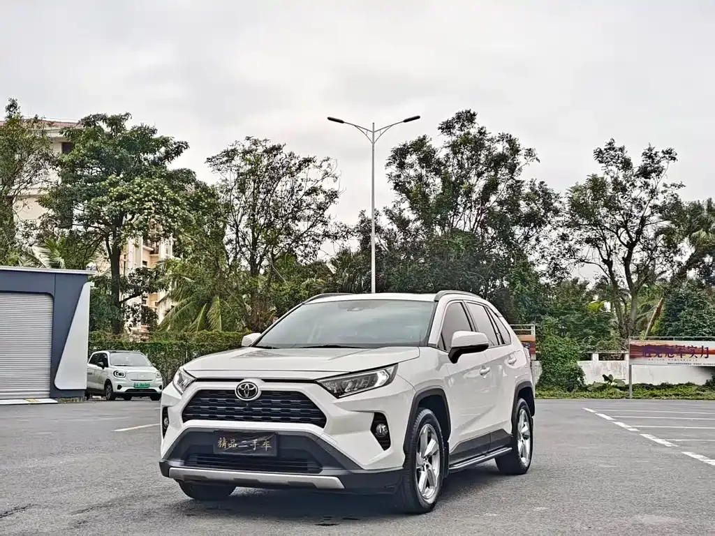 Toyota RAV4 — фото 1