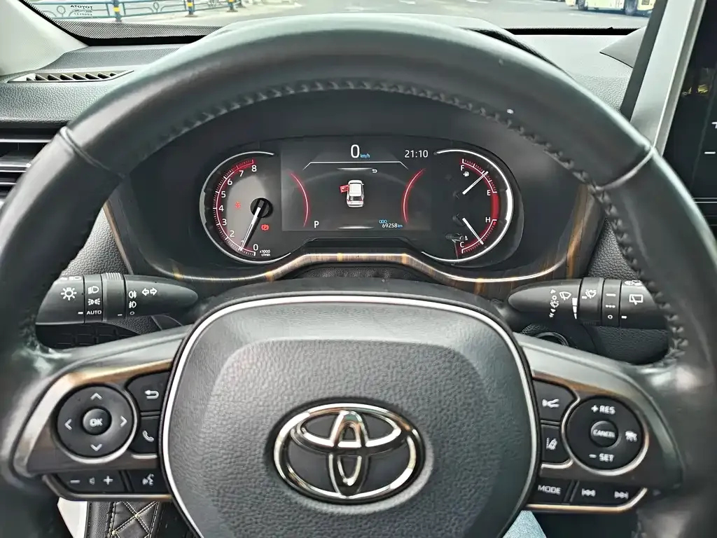 Toyota RAV4 — фото 10