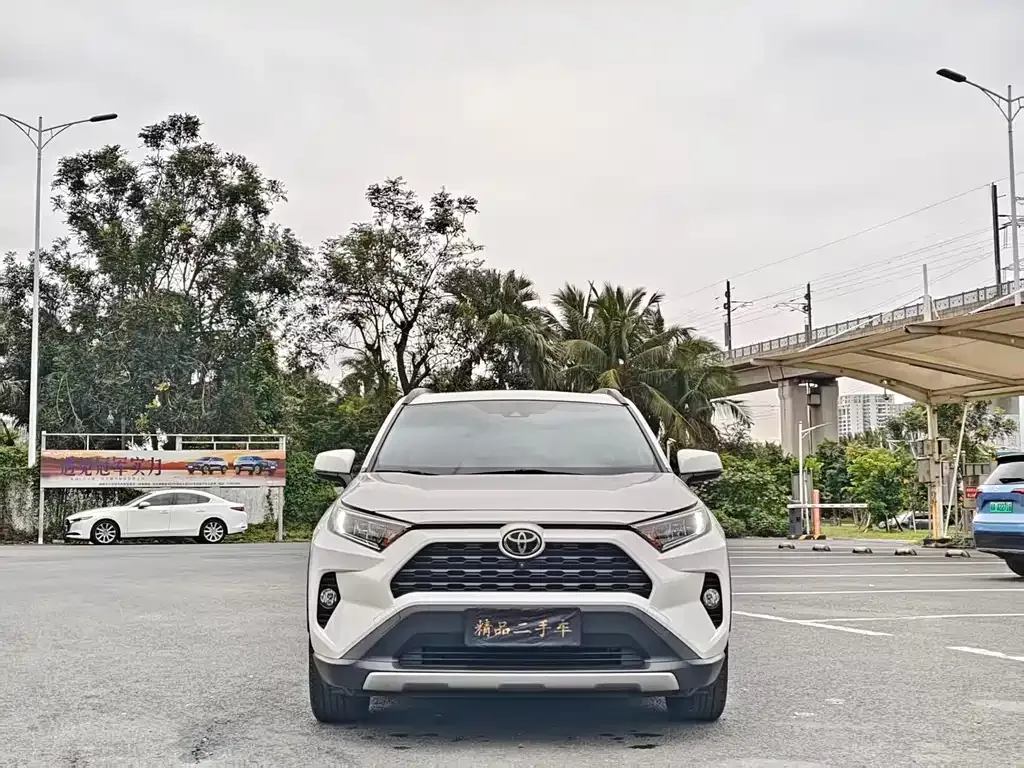 Toyota RAV4 — фото 7