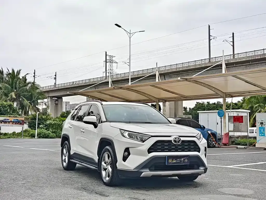 Toyota RAV4 — фото 6