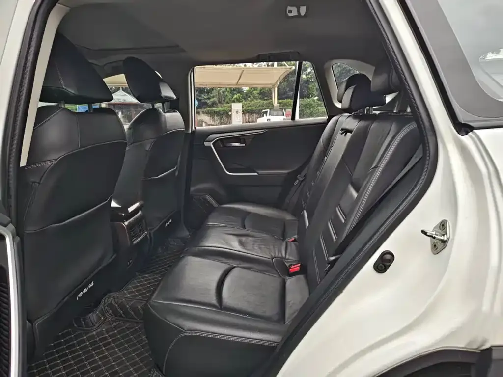 Toyota RAV4 — фото 2