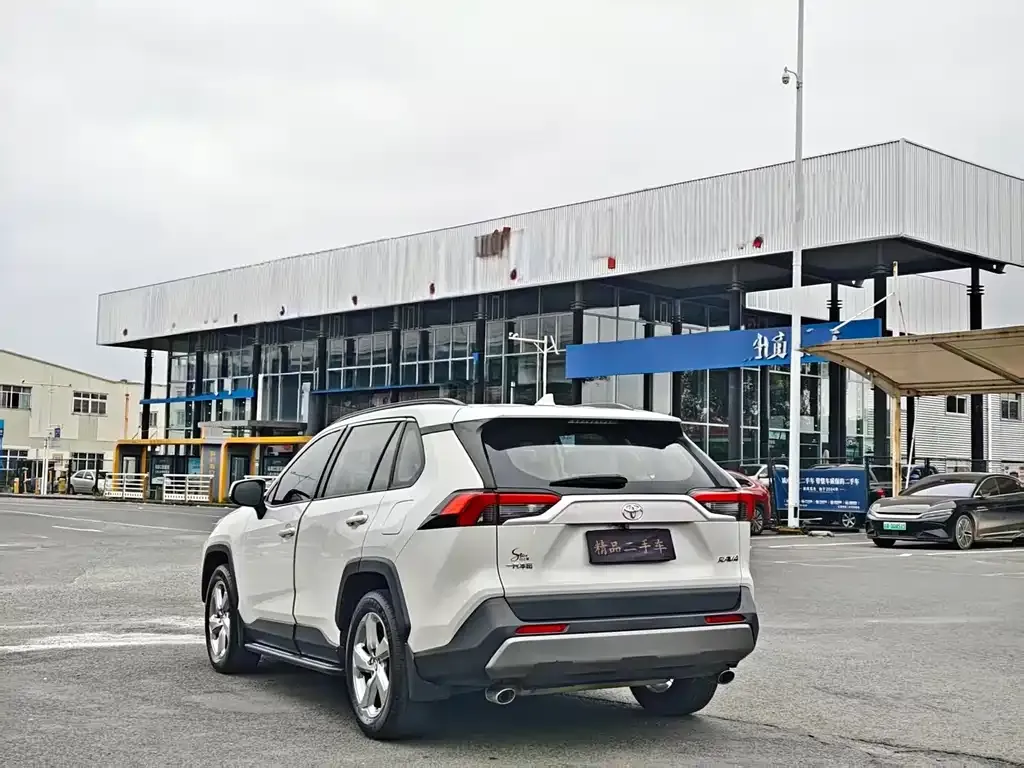 Toyota RAV4 — фото 8