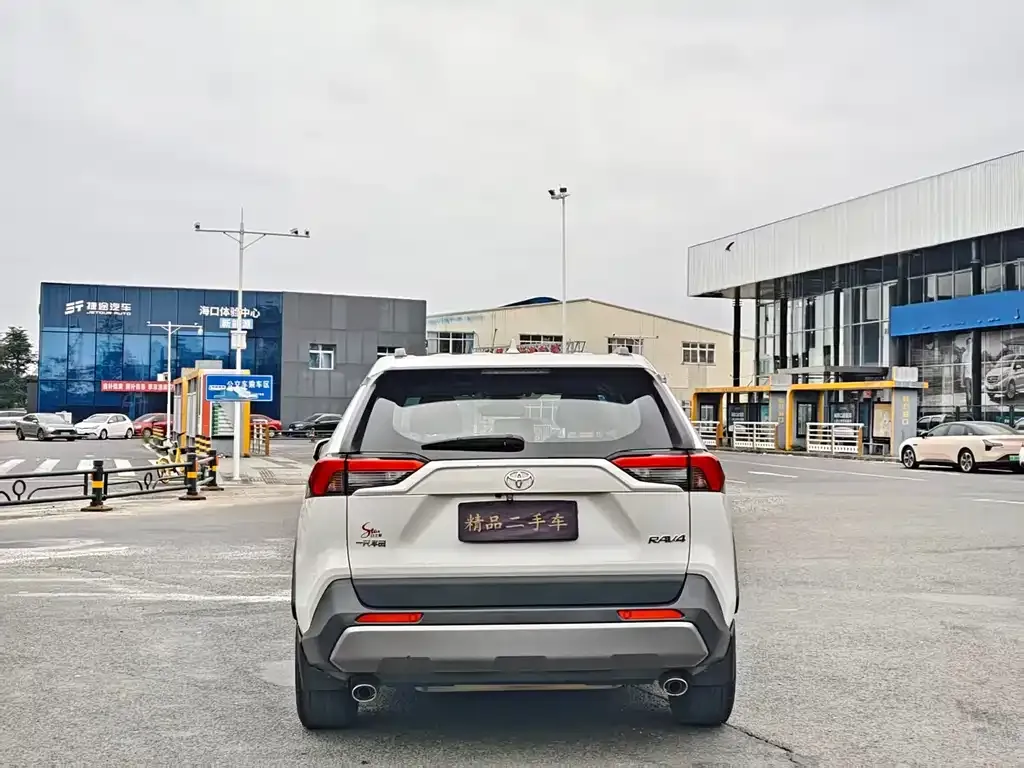 Toyota RAV4 — фото 5