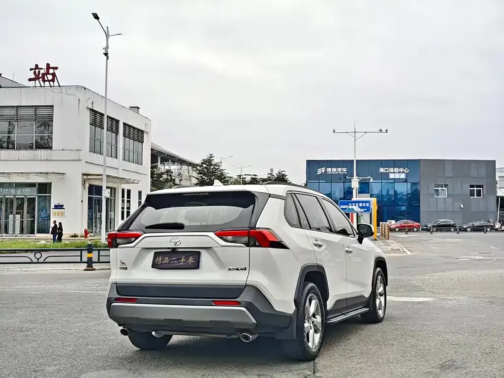 Toyota RAV4 — фото 4