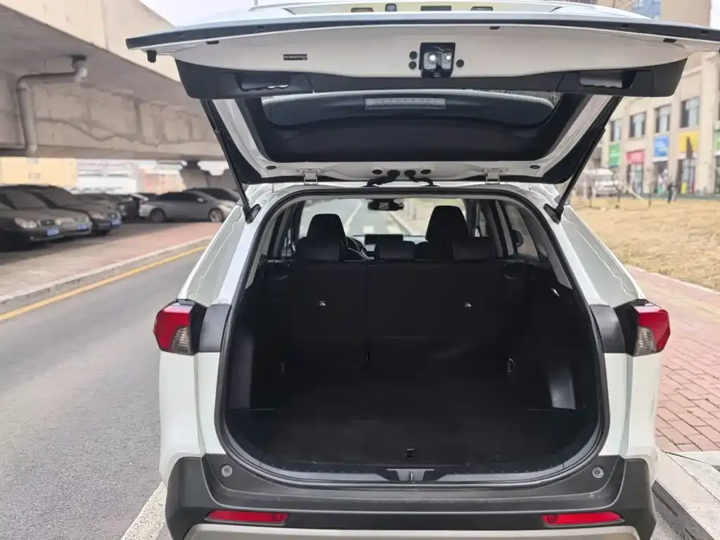 Toyota RAV4 — фото 4