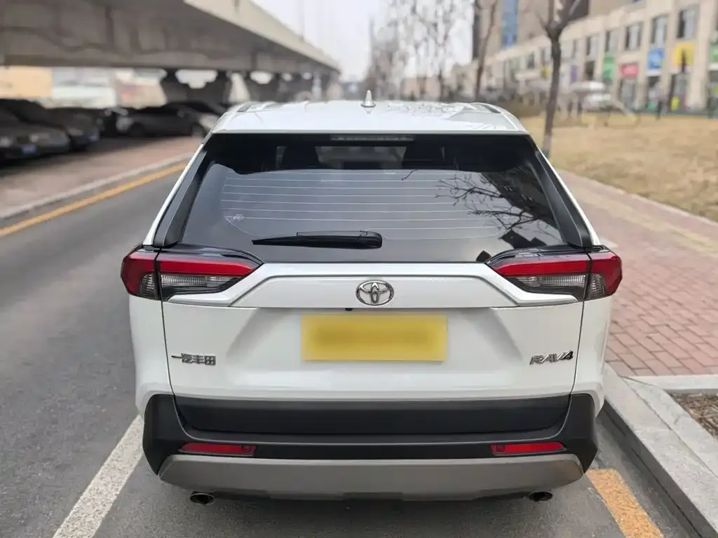 Toyota RAV4 — фото 3