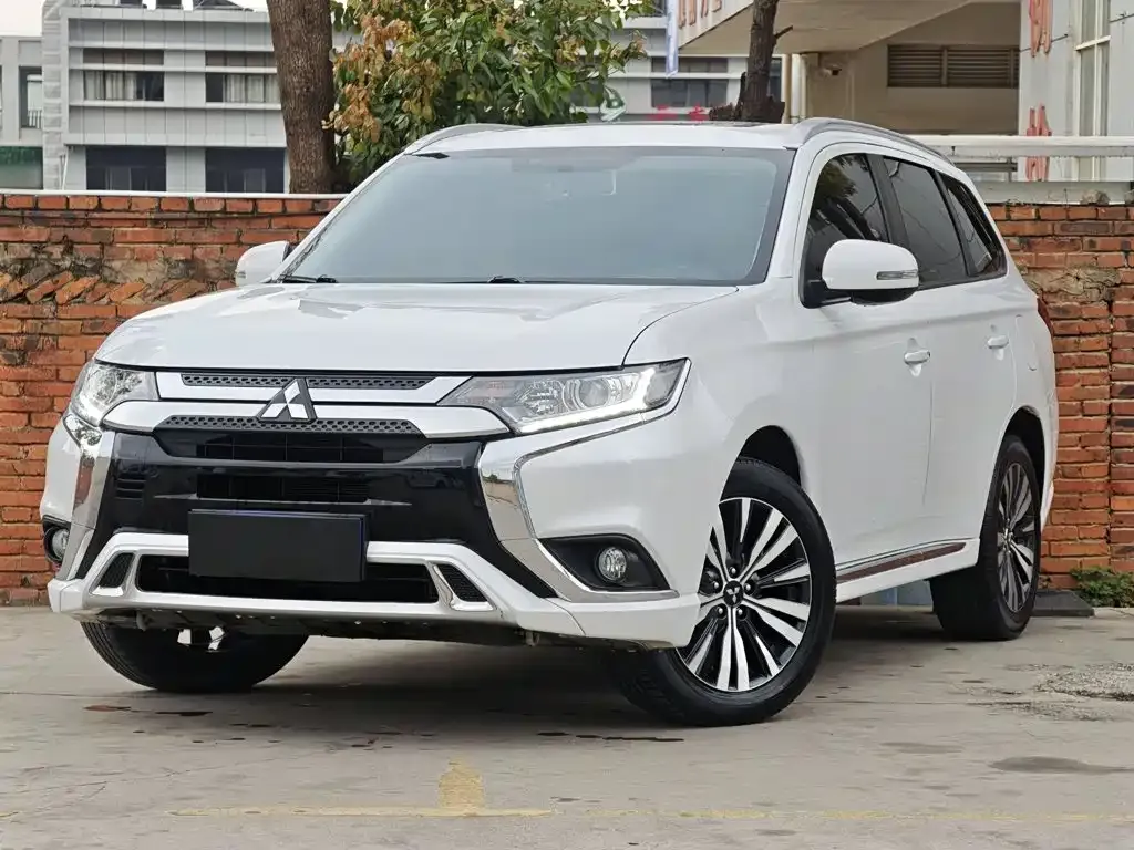 Mitsubishi Outlander — фото 1