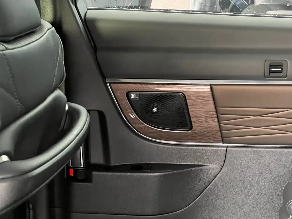 Toyota Vellfire — фото 3