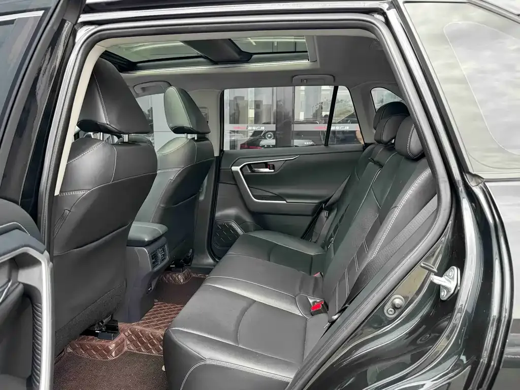 Toyota RAV4 — фото 6