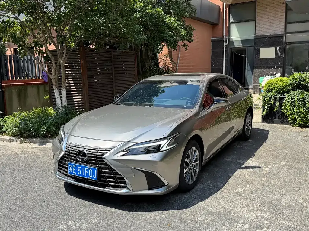 Lexus ES — фото 1