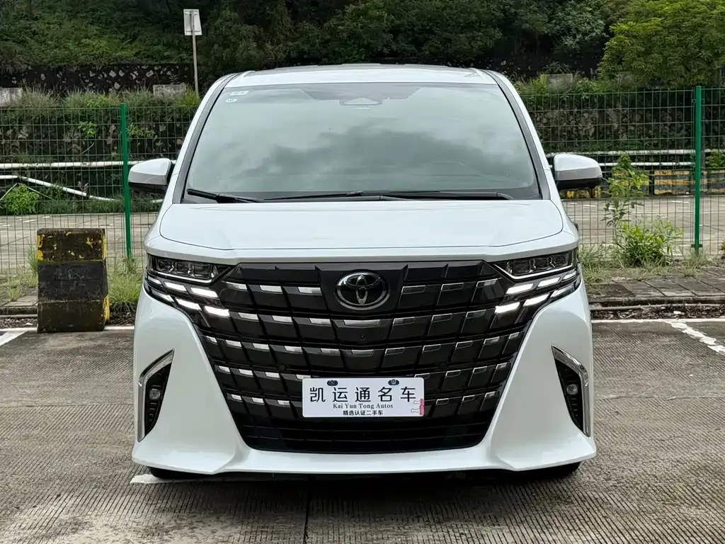 Toyota Alphard — фото 1