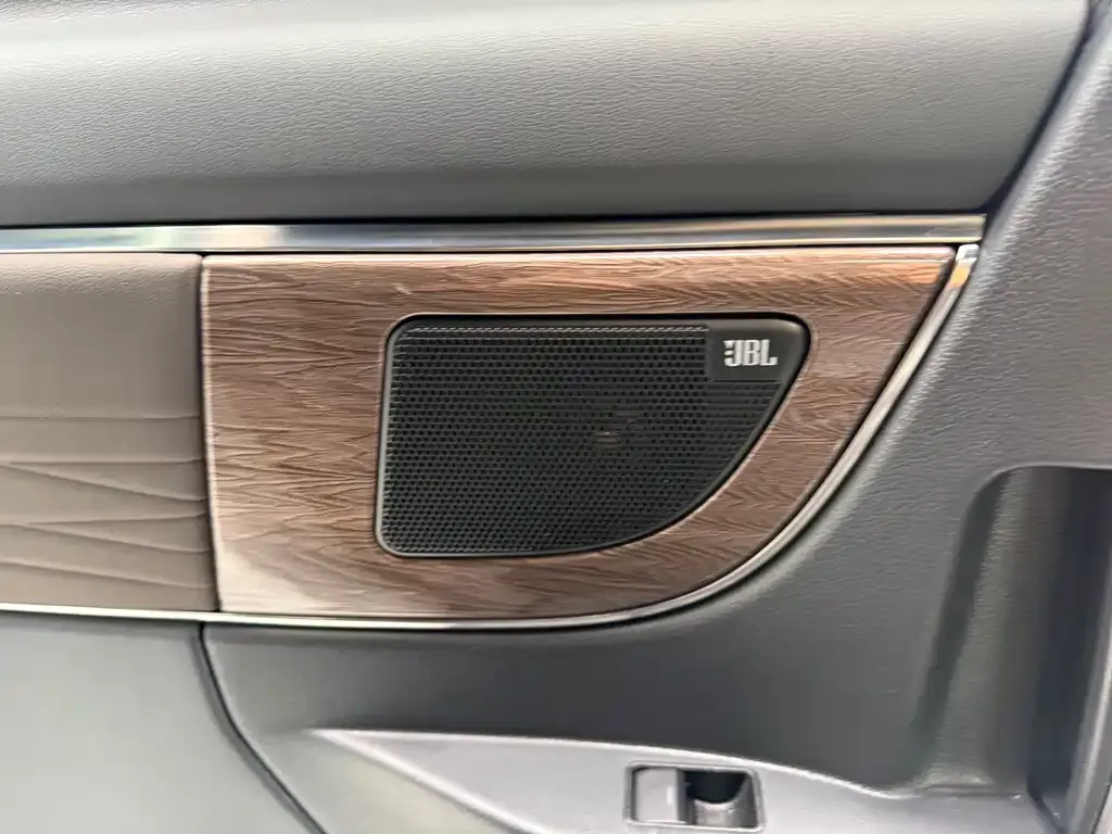 Toyota Alphard — фото 6