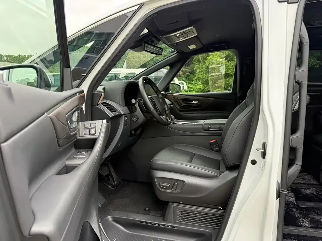 Toyota Alphard — фото 7