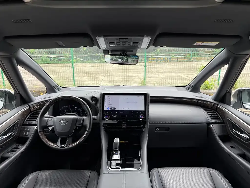 Toyota Alphard — фото 4