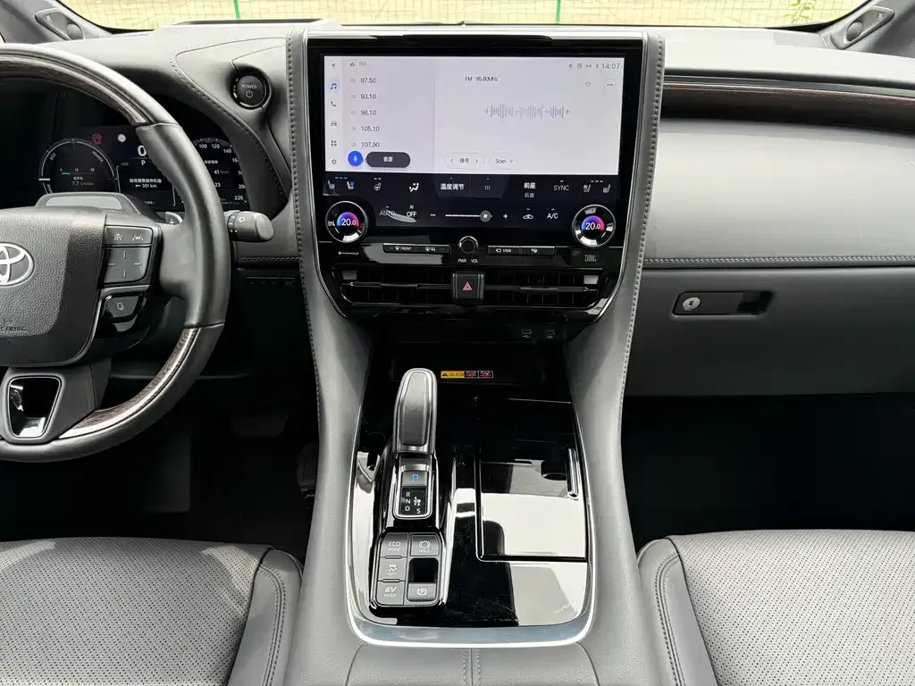 Toyota Alphard — фото 5