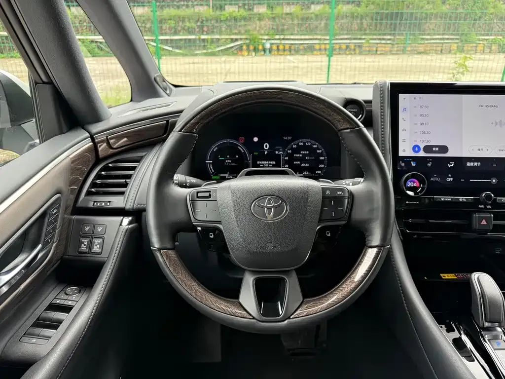 Toyota Alphard — фото 8