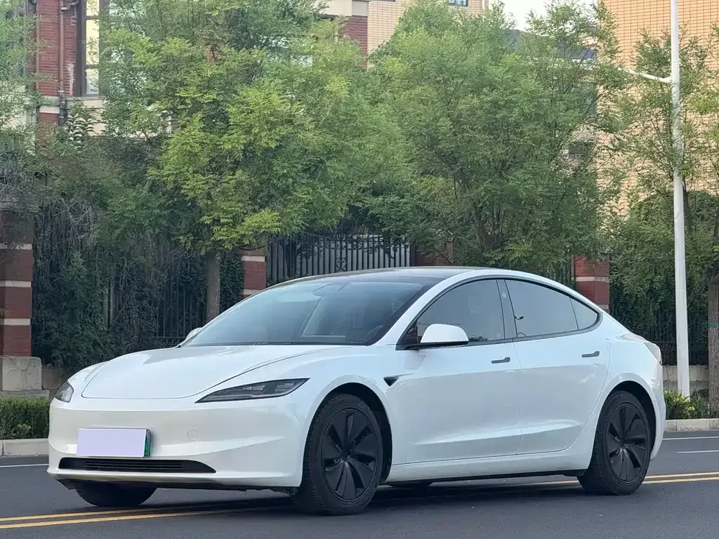 Tesla Model 3 — фото 1