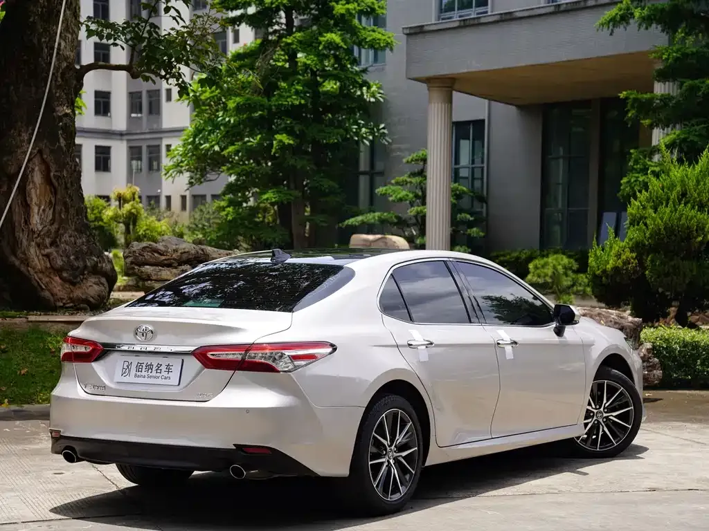 Toyota Camry — фото 5