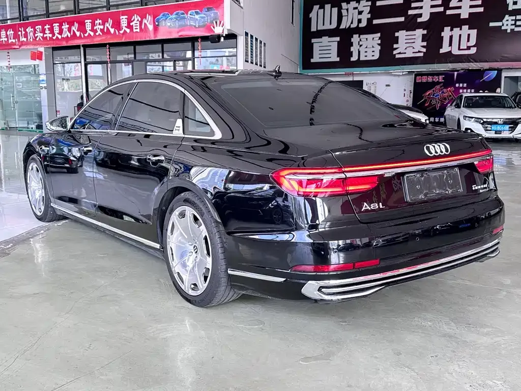 Audi A8 — фото 7