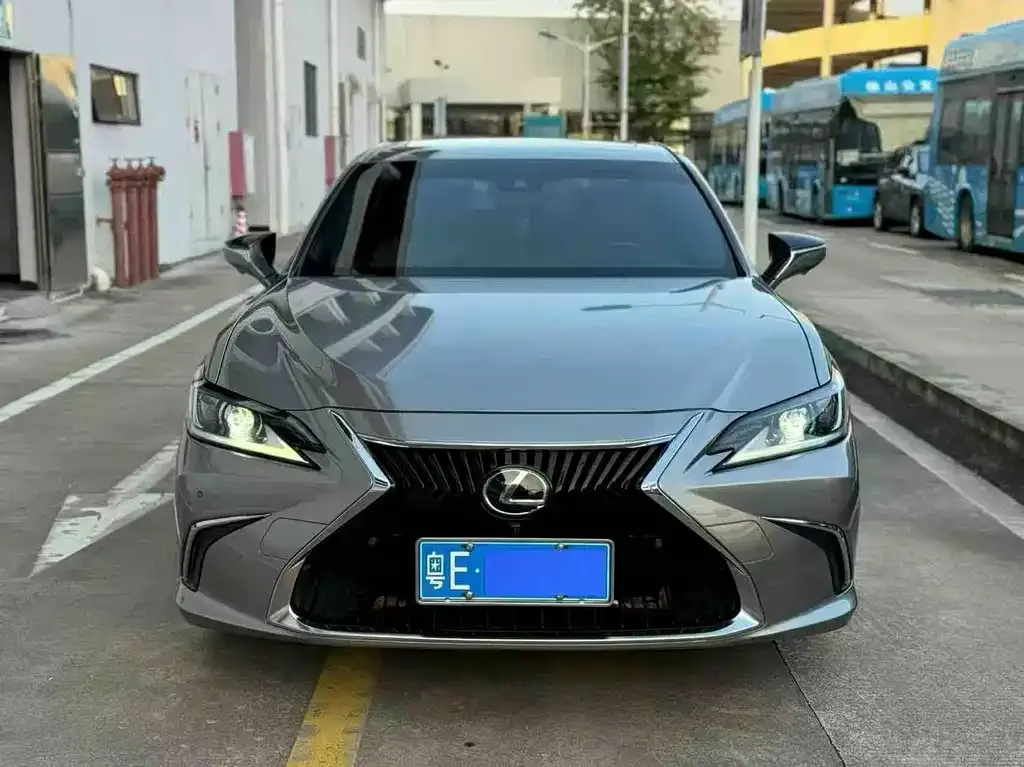 Lexus ES — фото 1