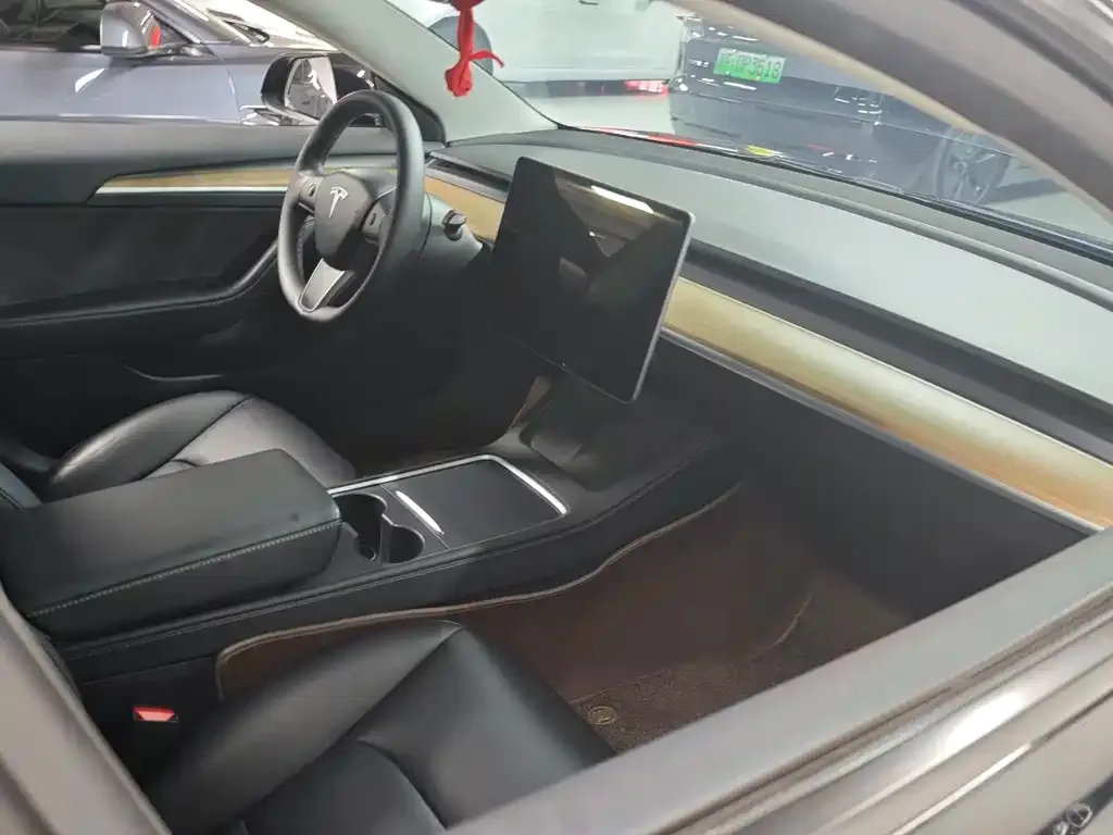 Tesla Model 3 — фото 4