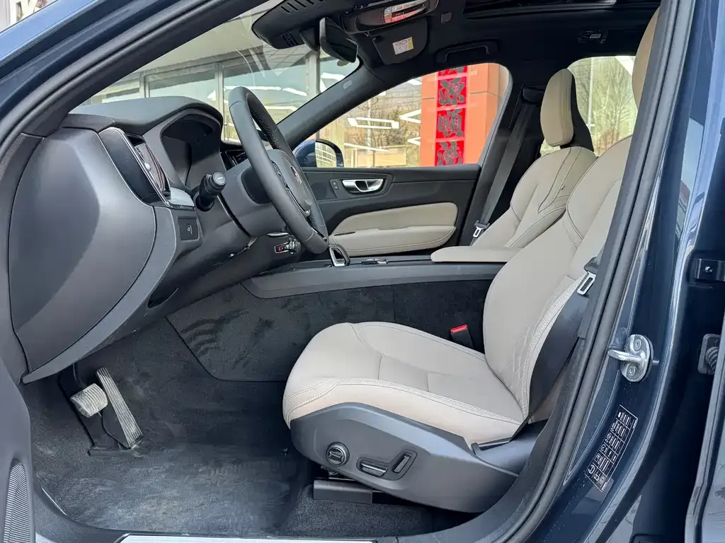 Volvo XC60 — фото 10