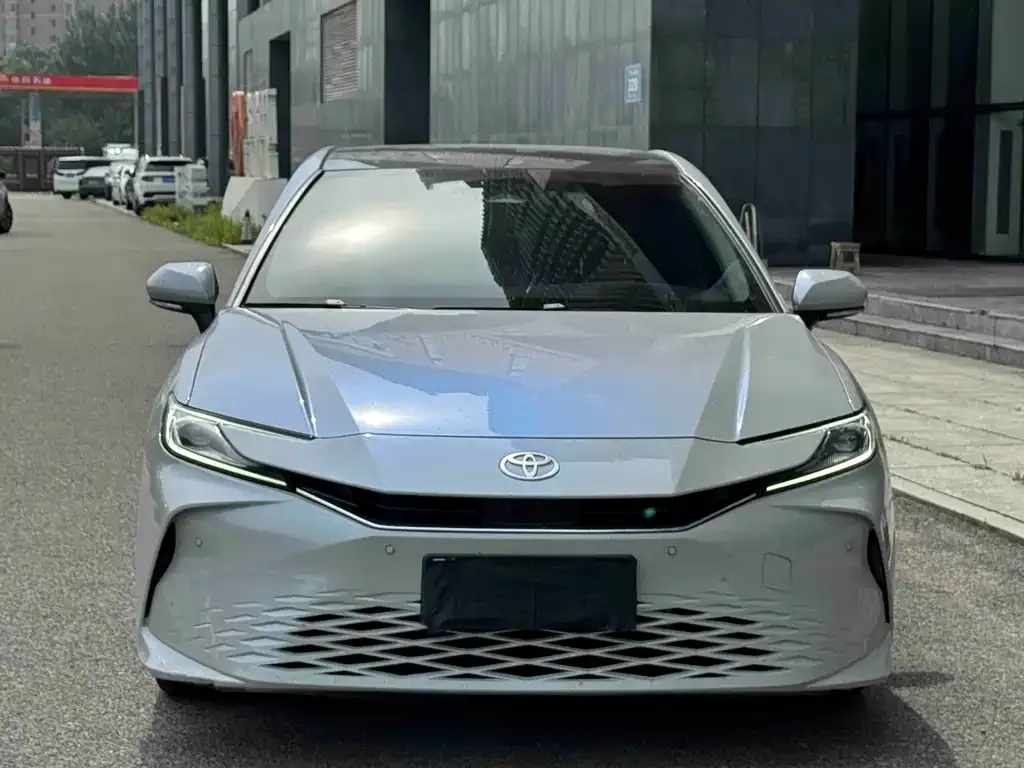 Toyota Camry — фото 1