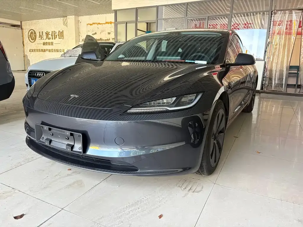 Tesla Model 3 — фото 1