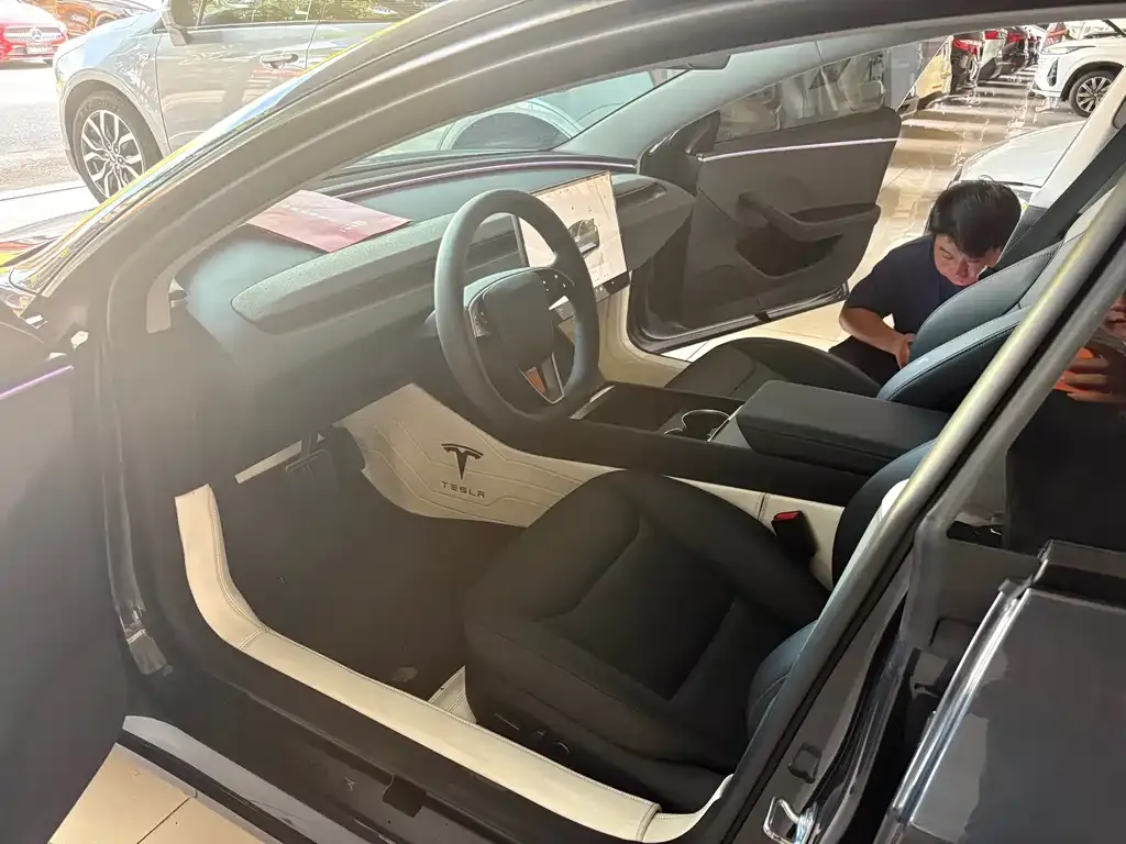 Tesla Model 3 — фото 9