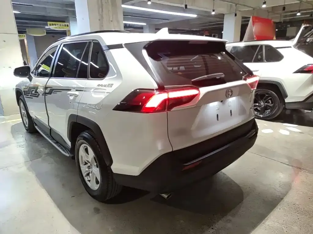 Toyota RAV4 — фото 9