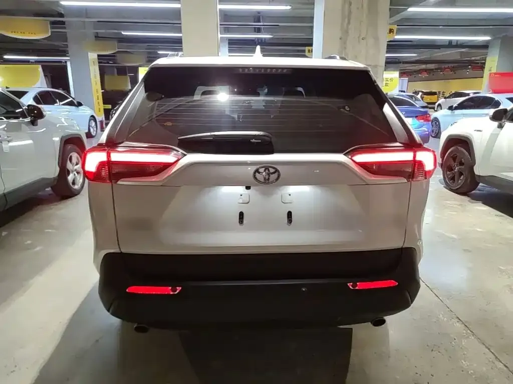 Toyota RAV4 — фото 8