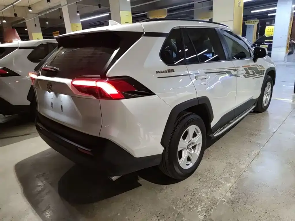 Toyota RAV4 — фото 10