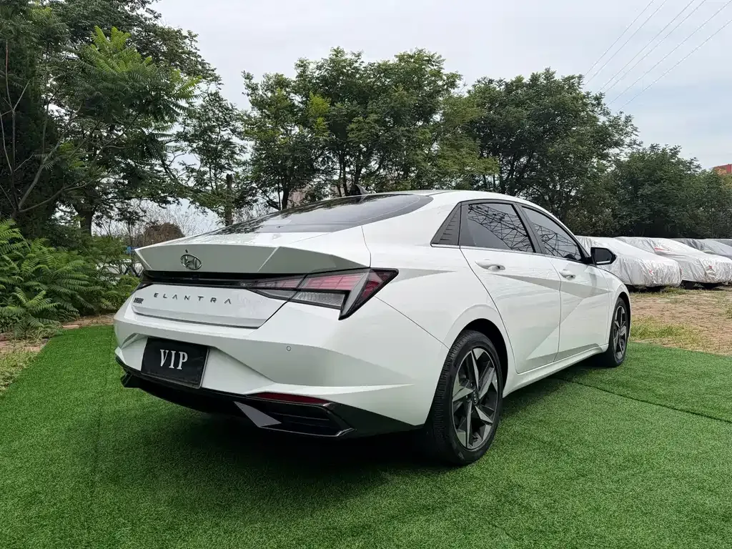 Hyundai Elantra — фото 10
