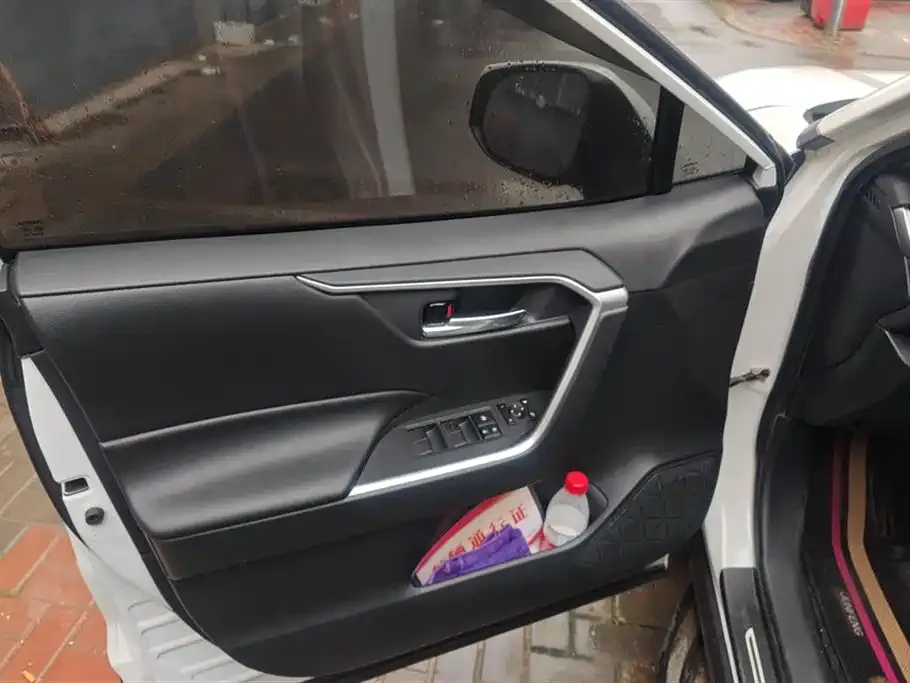 Toyota RAV4 — фото 4