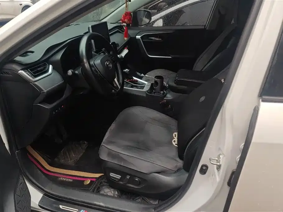 Toyota RAV4 — фото 7