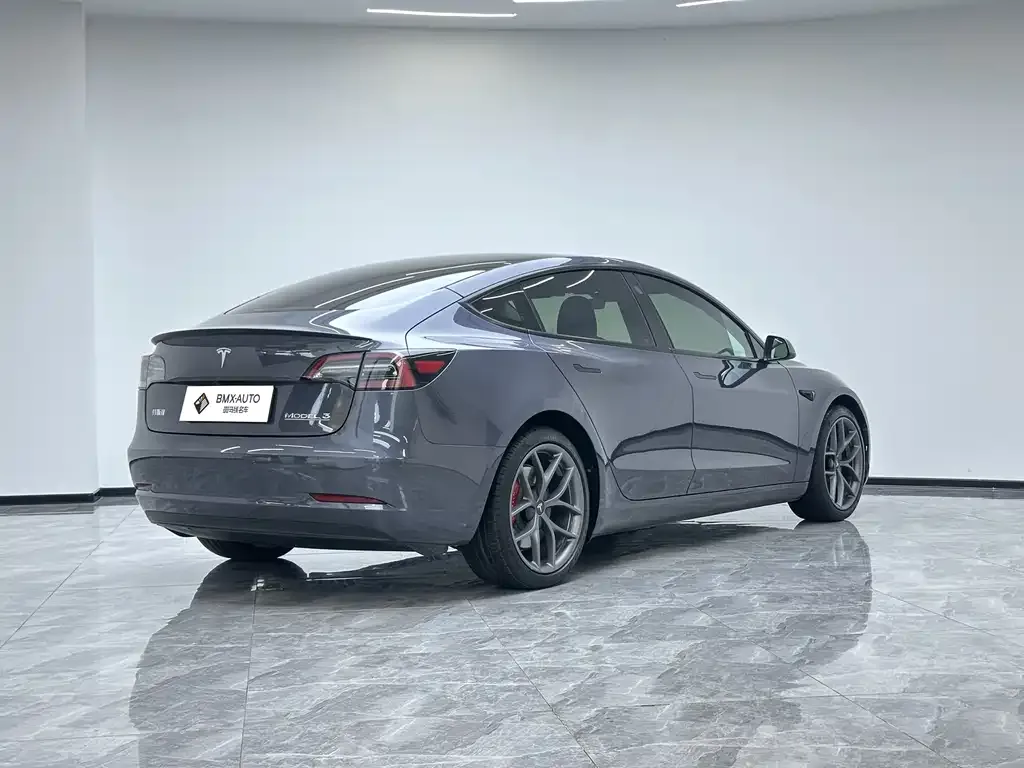 Tesla Model 3 — фото 5