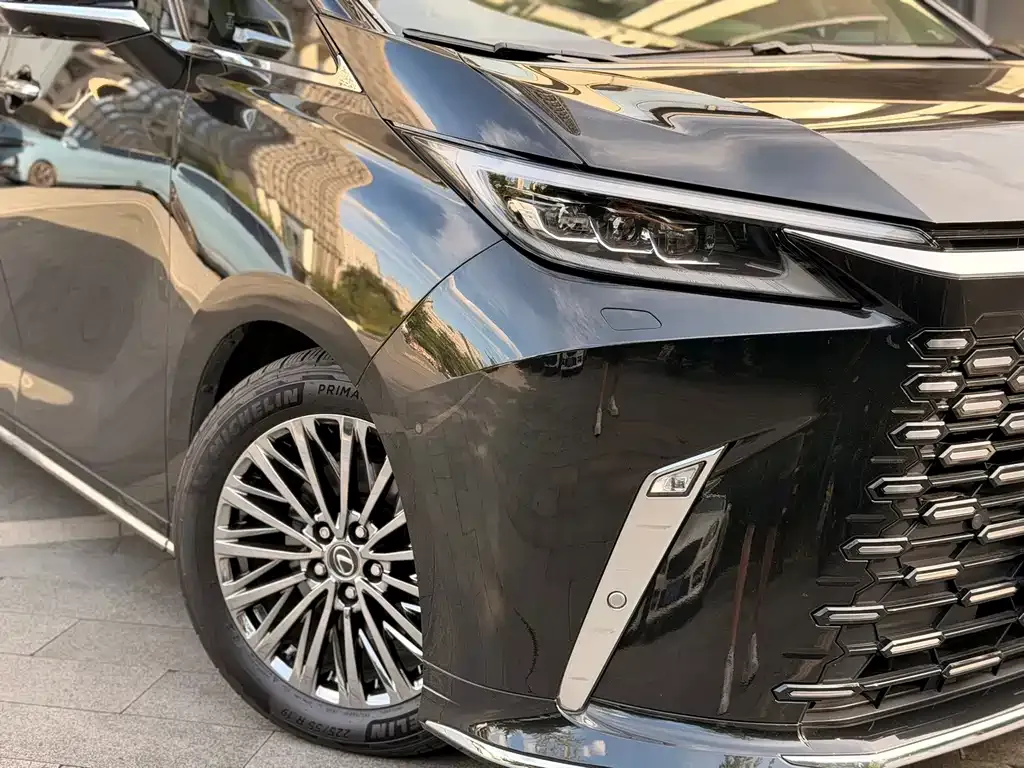 Lexus LM — фото 7
