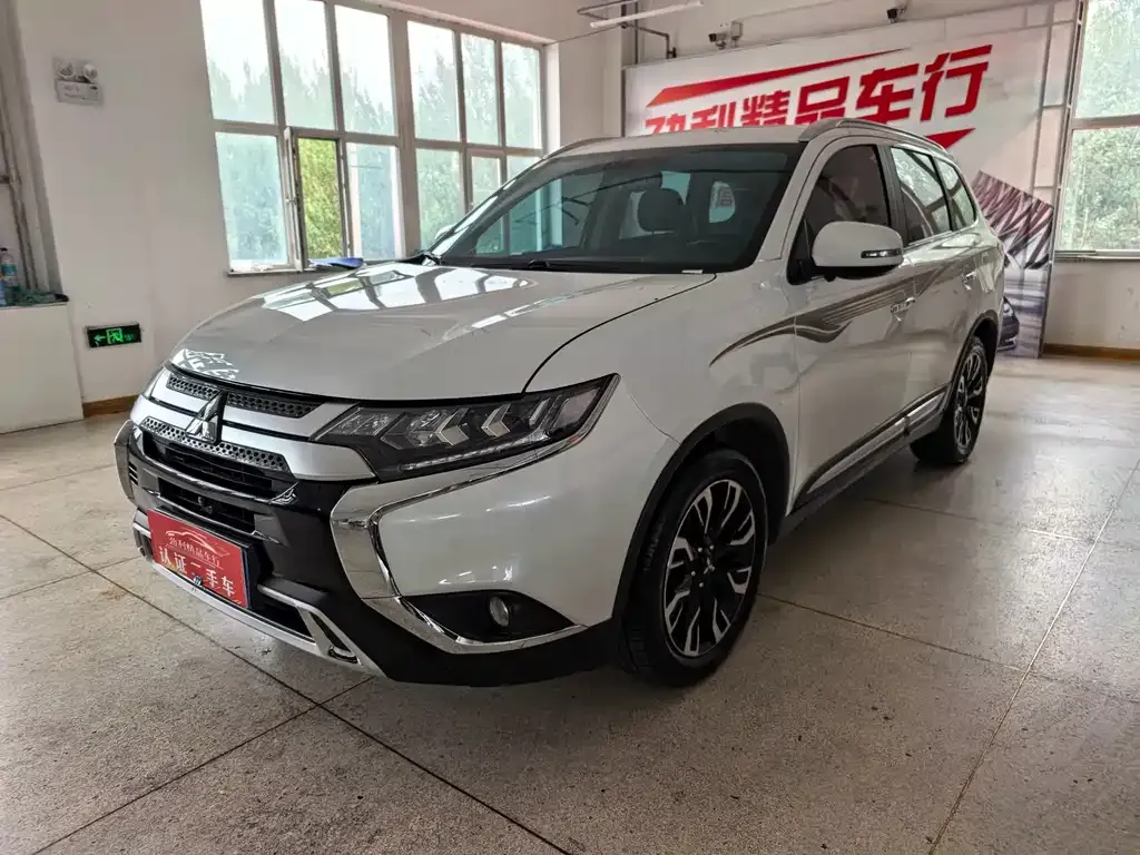 Mitsubishi Outlander — фото 1